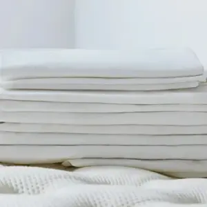 Bettlaken zusammenlegen - Streifen falten und zu einem Quadrat klappen