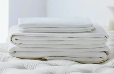 Bettlaken zusammenlegen - Streifen falten und zu einem Quadrat klappen
