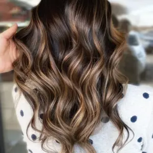 Braune Haare mit Strähnchen Caramell Highlights Haarfarben Trends 2023