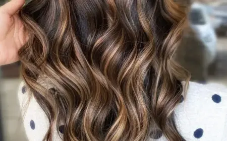 Braune Haare mit Strähnchen Caramell Highlights Haarfarben Trends 2023
