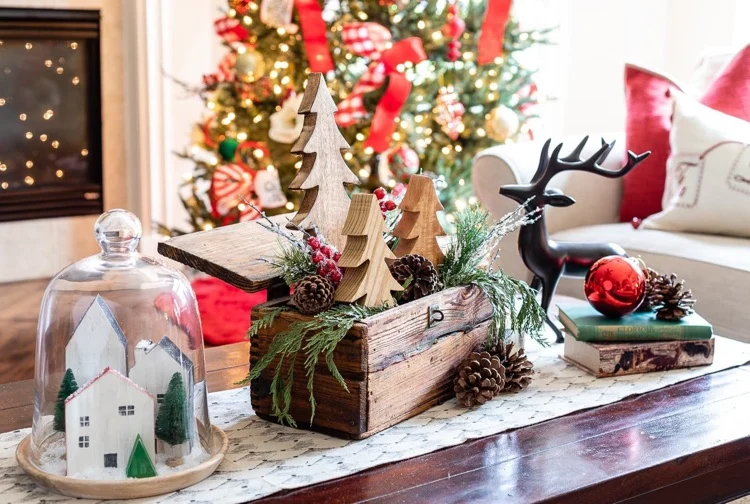 Couchtisch Weihnachtsdeko mit dekorierter Holzkiste und Glasglocke