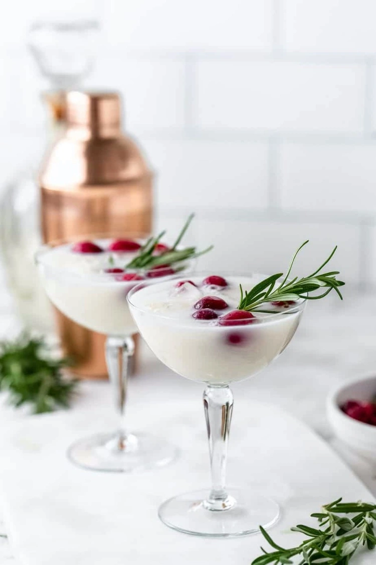 Cremiger Weihnachtscocktail mit Gin und frischen Cranberrys