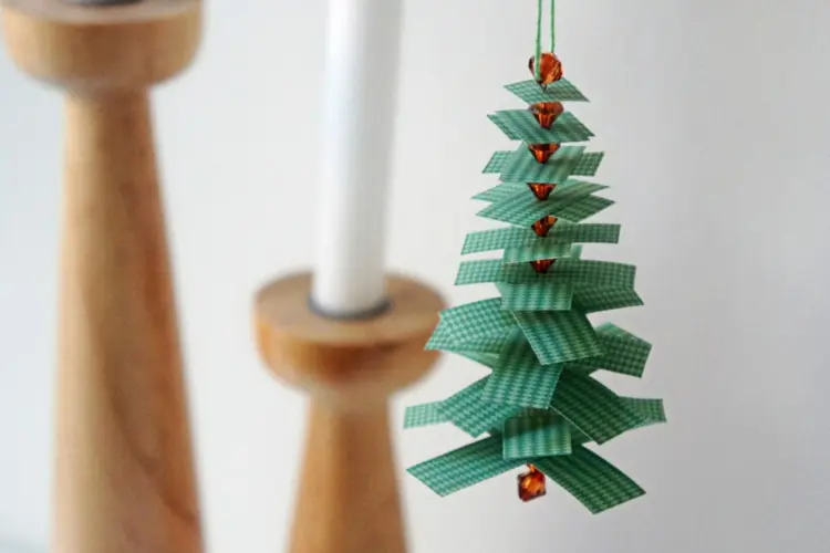 DIY Anhänger als Weihnachtsschmuck aus Papierstreifen