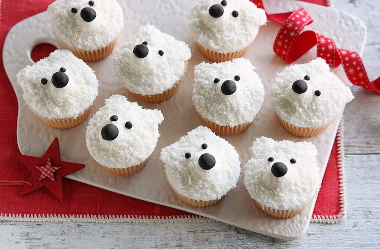 Diese niedlichen Eisbären-Cupcakes mit süßer Fondant-Glasur sind die perfekte Weihnachtsleckerei