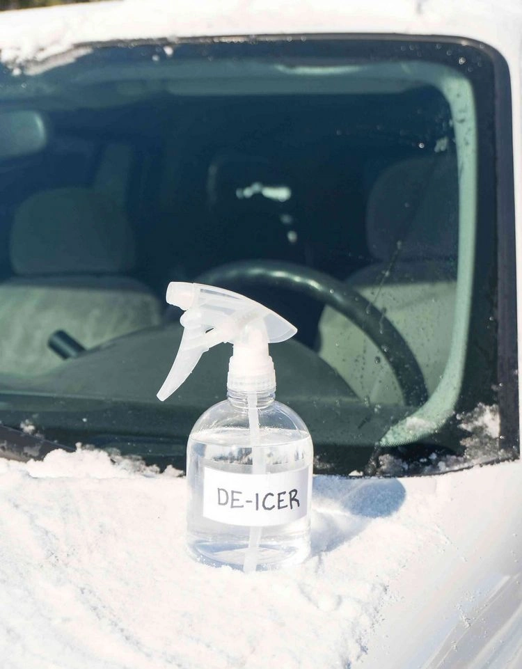 Ein selbstgemachter Spray aus Reinigungsalkohol und Wasser hilft die Autoscheibe ohne Kratzer zu enteisen