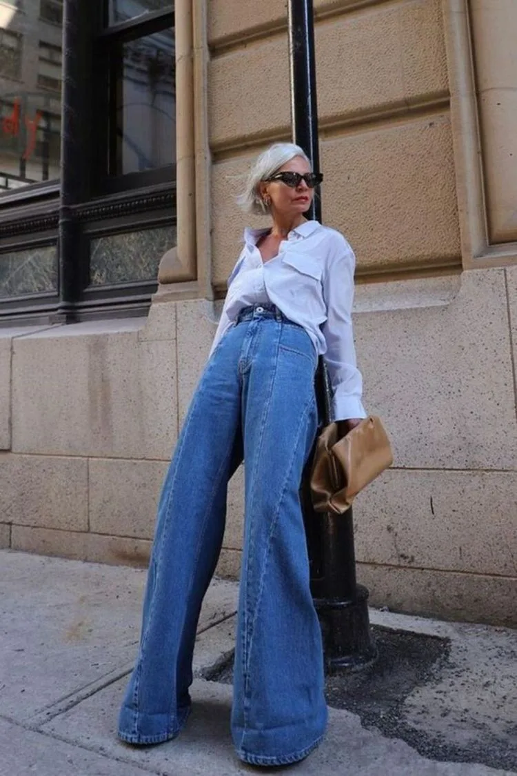 Eine Jeans mit hoher Taille ist ein Muss für französische Frauen ab 50