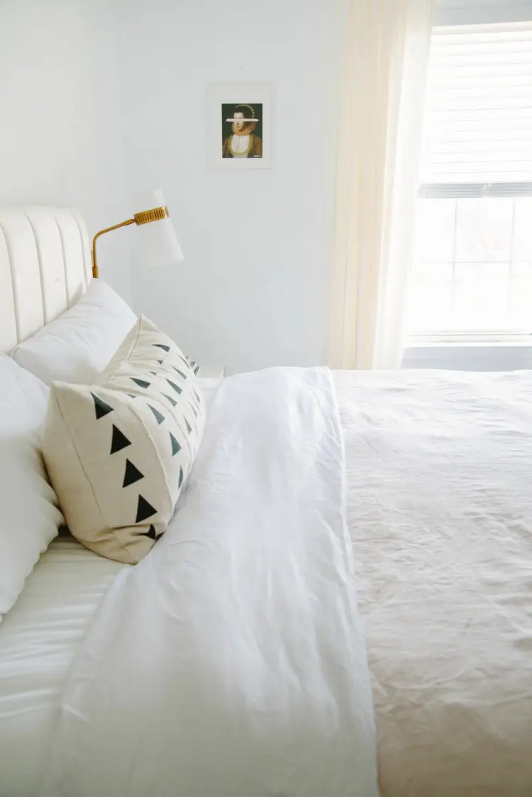 Eine dünne Decke über das Bett werfen oder umklappen