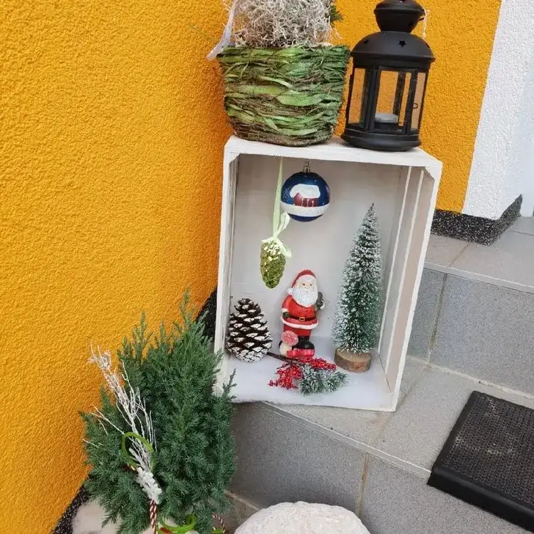 Einfache Weihnachtsdeko für den Hauseingang in einer Holzkiste