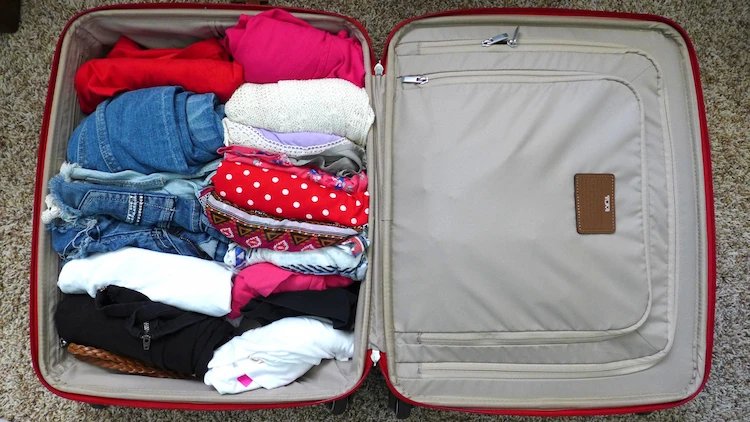 Koffer im Winter packen - Es ist nicht nötig, drei verschiedene Outfits einzupacken, um einen Tag lang zu verreisen
