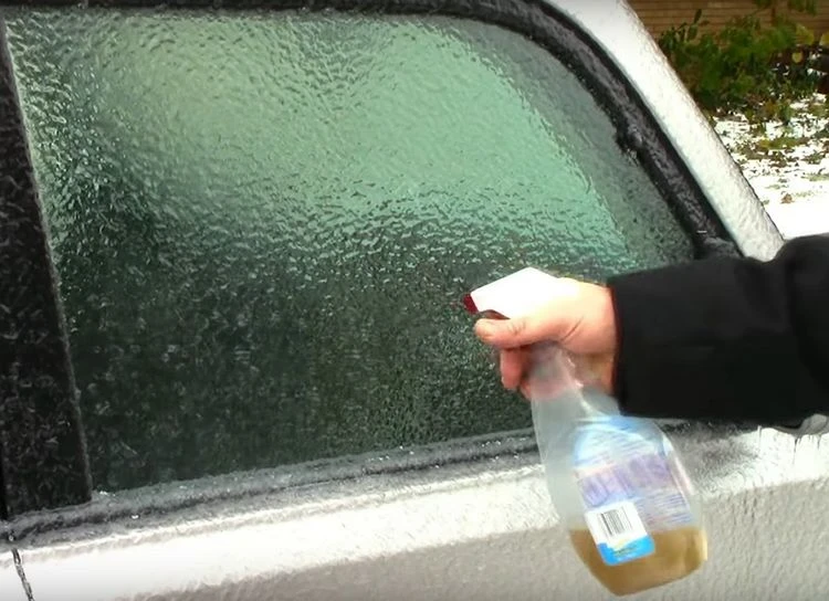 Essiglösung zubereiten, um Eis auf der Autoscheibe zu verhindern
