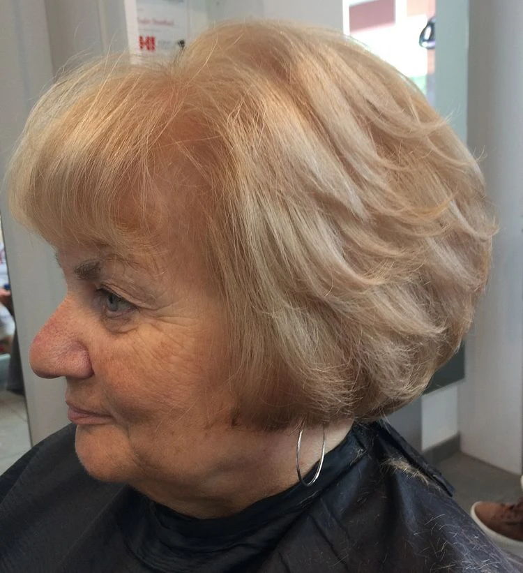 Feather Cut für Frauen ab 70 - angesagte Haarschnitte 2023