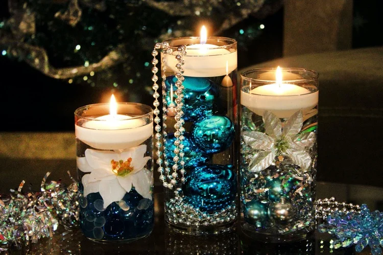 Festliche Weihnachtsdeko mit Kerzen im Glas