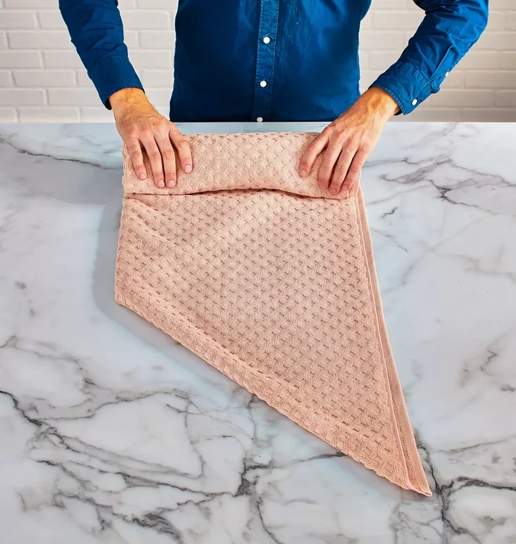 Für einen luxuriösen Touch können Sie Ihre Handtücher in einer vom Spa-Stil inspirierten Anordnung präsentieren