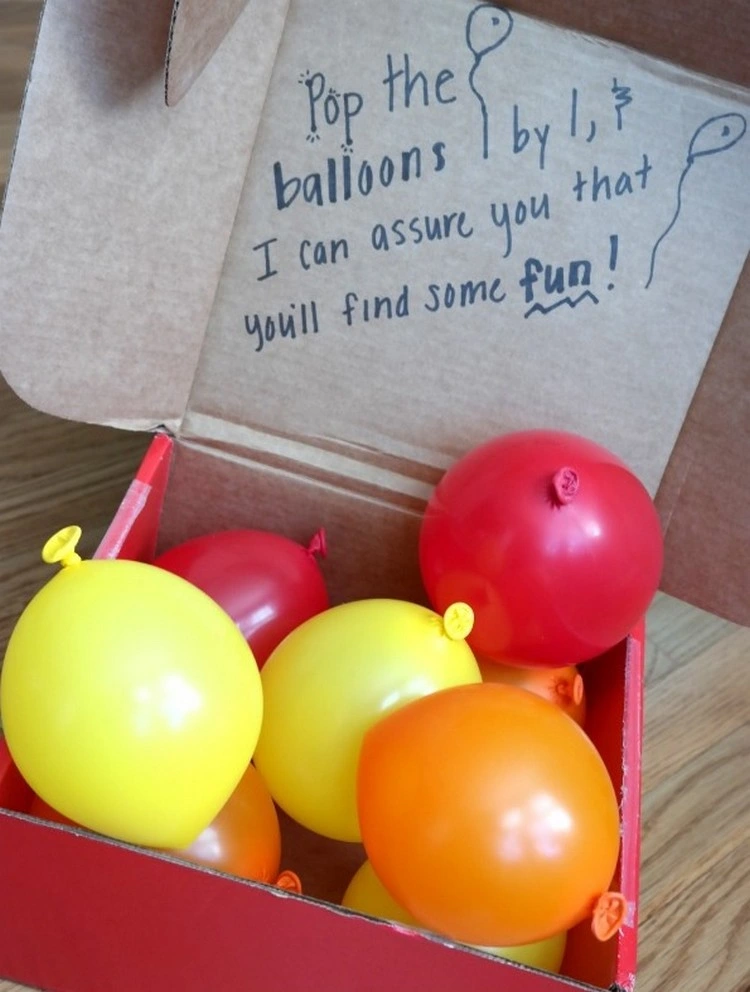 Geldgeschenk weihnachtlich verpacken - Luftballons kommen zu Hilfe