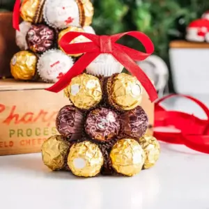 Geschenke aus Süßigkeiten selber machen - Tannenbaum aus Rocher und Raffaello