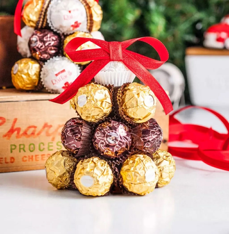 Geschenke aus Süßigkeiten selber machen - Tannenbaum aus Rocher und Raffaello