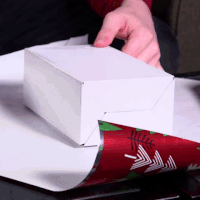 Geschenke einpacken ohne Tesa - Legen Sie Ihr Geschenkpapier diagonal in Form einer Raute aus