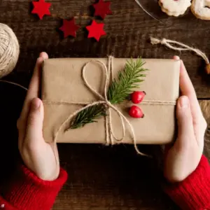 Geschenke einpacken ohne Tesa in 7 schnellen Schritten - So einfach schaffen Sie es