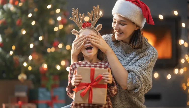 Geschenke verteilen mal anders Spiele zur Bescherung Weihnachten