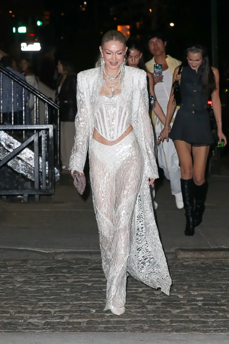 Gigi Hadid Outfits transparente Hose Mode Trends 2023
