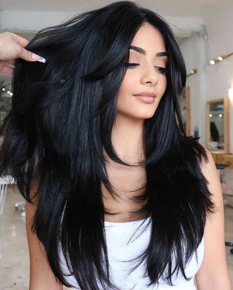 Glossy Black Hair Haarfarbe Trend 2022 schwarze Haare pflegen Tipps
