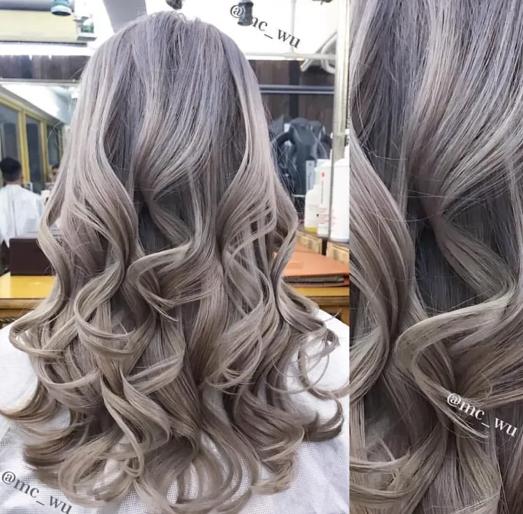 Graublond Haarfarbe Trend 2022 graue Haare mit Highlights aufpeppen