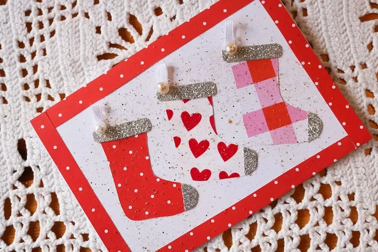 Grußkarte mit Weihnachtsstrumpf aus Geschenk- und Glitzerpapier selber machen