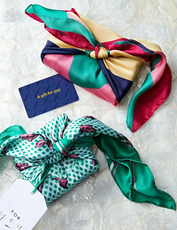 Gutschein-Geschenke originell verpacken - einen schönen Schal verwenden