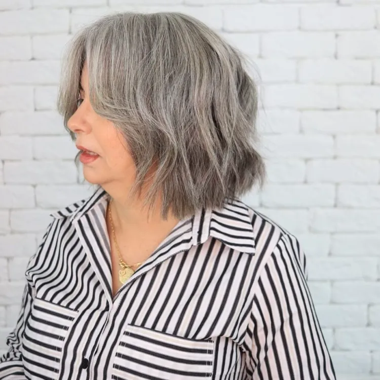 Haarschnitte für graues Haar moderne mittellange Frisuren Frauen ab 60