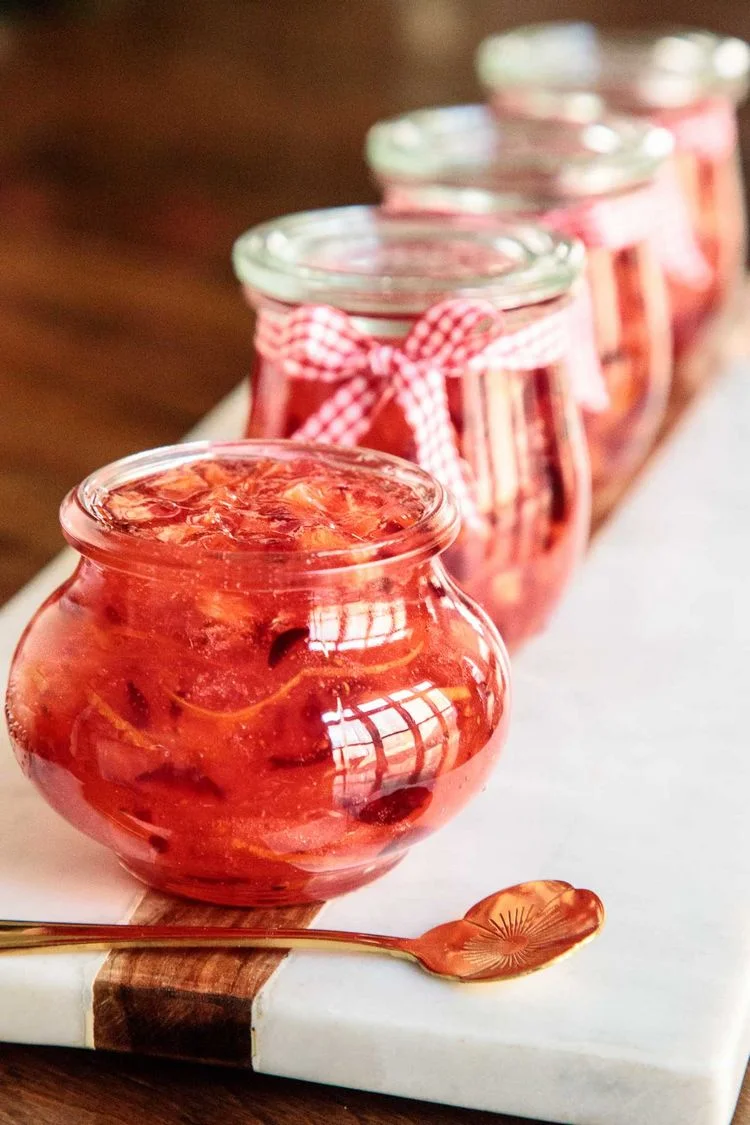 Hausgemachte Marmeladen sind ein wunderbares köstliches Geschenk für die Mitarbeiter
