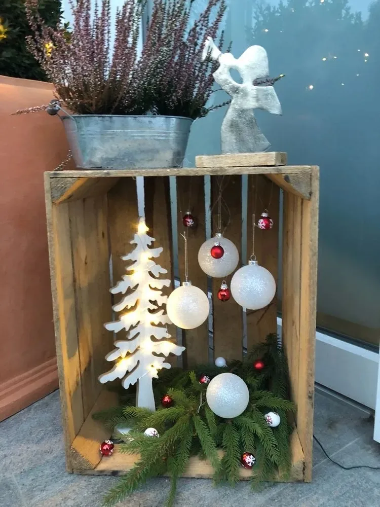 Holzkiste weihnachtlich dekorieren mit leuchtendem Baum und Weihnachtskugeln