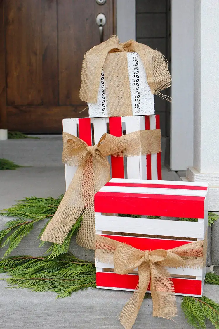 Holzkisten weihnachtlich bemalen und dekorieren für den Hauseingang