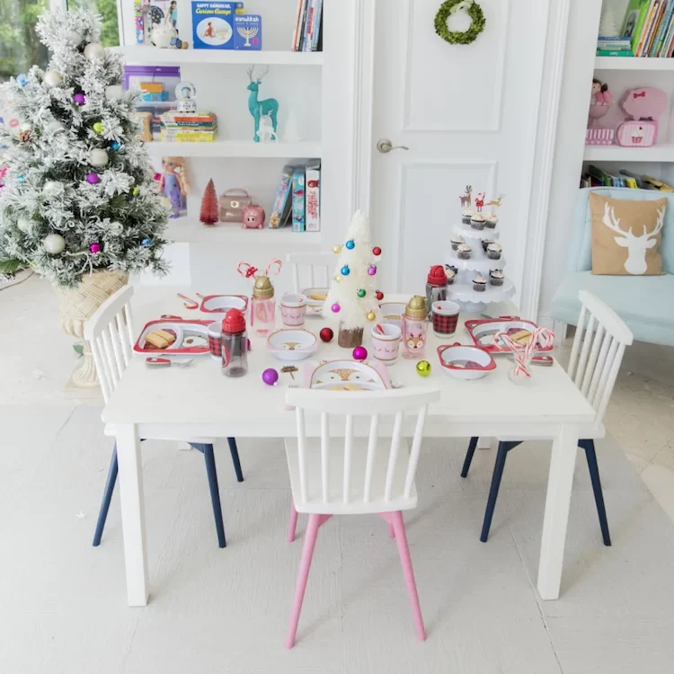 Kindertisch dekorieren mit Flaschenbürstenbaum und Ornamenten
