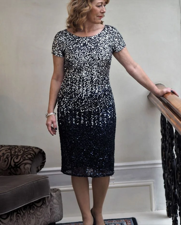 Kleid mit Pailletten für Frauen über 50 - Weihnachtsparty-Outfit 2022