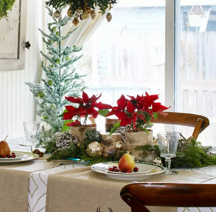 Kombinieren Sie natürliche Elemente, Texturen und Materialien für eine wunderschöne weihnachtliche Tischdekoration