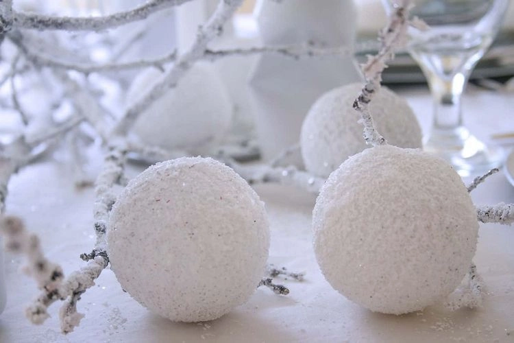 Künstliche Schneebälle für die Weihnachtsdeko selber machen