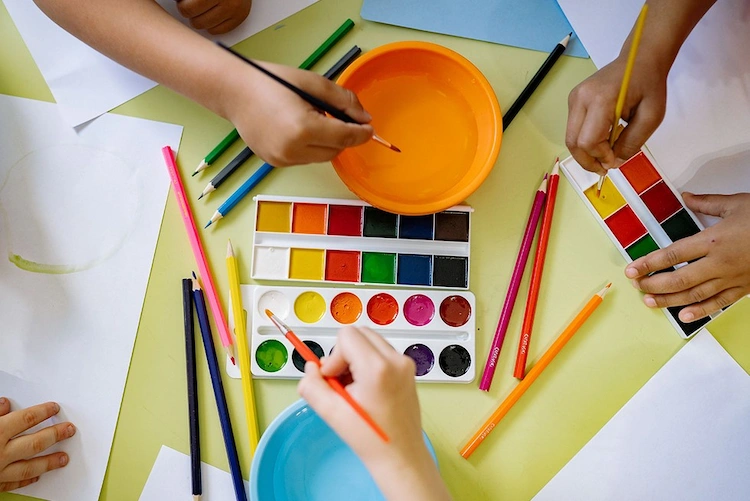 Kunst und Kreativität kommen Kindern jeden Alters zugute, sie fördern die Fantasie und die Fähigkeiten
