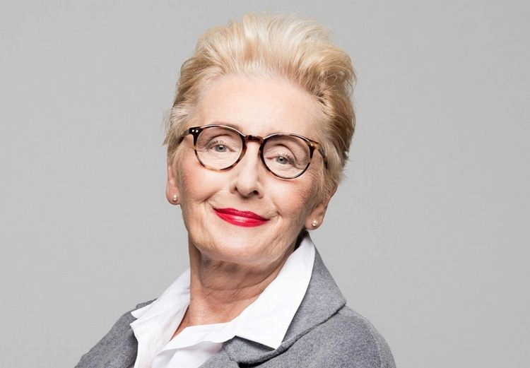 Kurzhaarfrisur für Frauen über 70 mit Brille