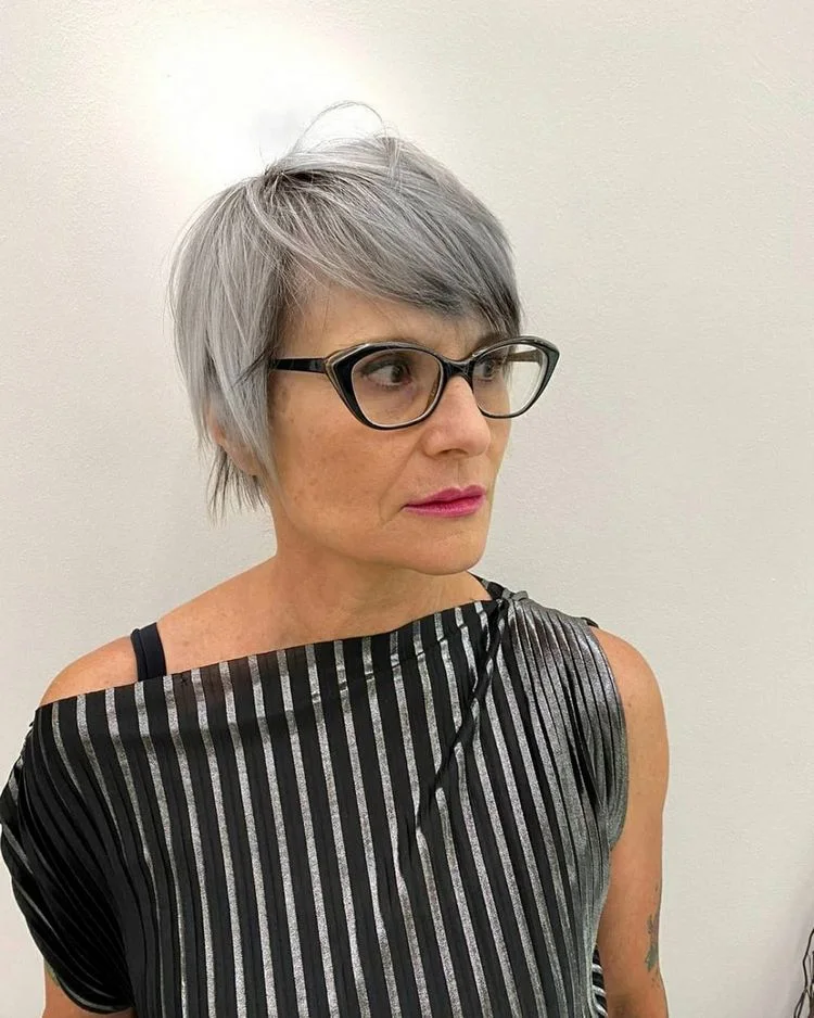 Kurzhaarschnitte, die jünger machen - pflegeleichter, grauer Pixie Cut für 50-jährige Damen mit Brille