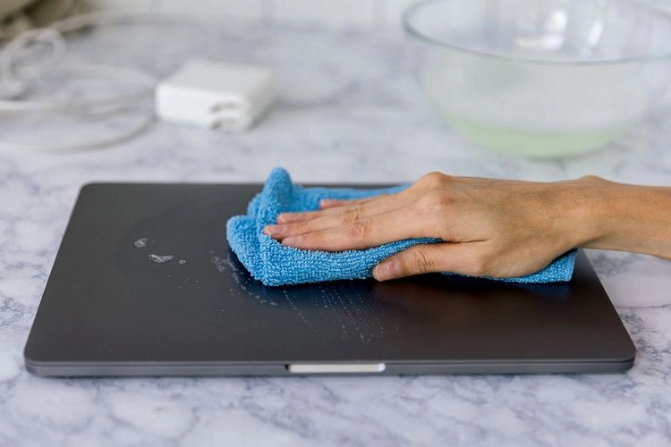 Laptop reinigen - Gehäuse und Touchpad