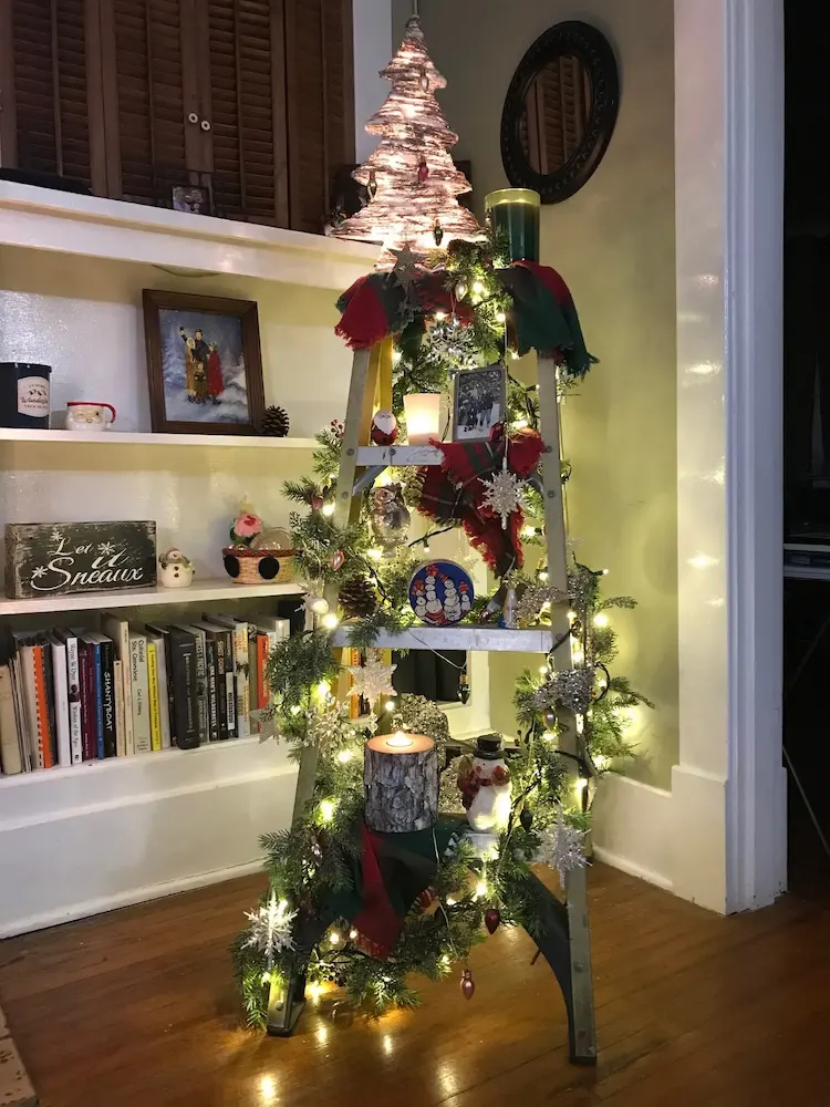Schöne Alternative zum festlichen Baum mit Schmuckstücken und verschiedenen Gegenständen zu Weihnachten verschönern