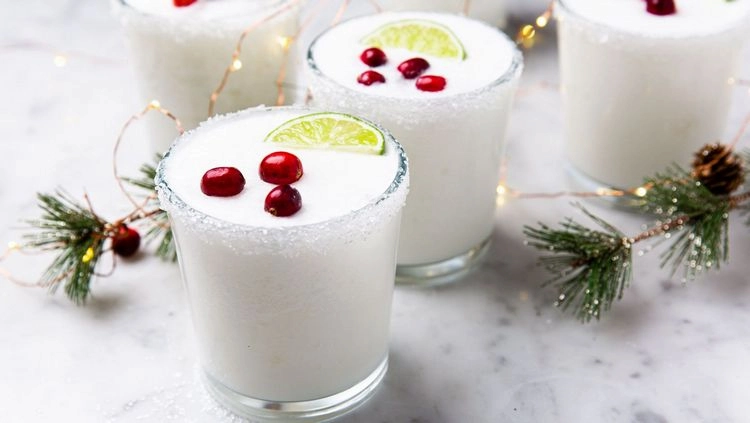 Mit Kokoslikör kann man leckere Cocktails zu Weihnachten zubereiten