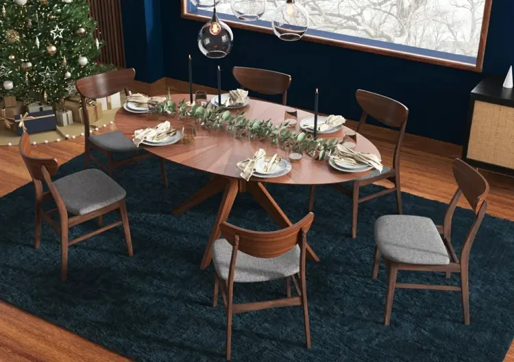 Moderne Tischgestaltung für ovale Tische mit Girlande und Tafelkerzen
