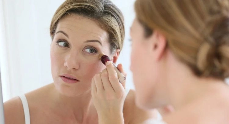 Müde Augen wegschminken - Mit diesen hilfreichen Tricks schminken Sie Ihre Augen wacher und größer