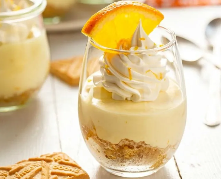 Orangen Käsekuchen im Glas Winter-Dessert mit frischen Orangen