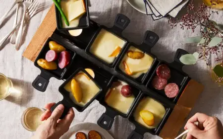 Raclette Tisch decken - Einzelne Käseportionen werden in kleine Pfännchen, sogenannte Coupelles, gelegt,