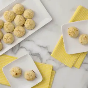 Rezept für Kokosplätzchen - Eine Kreuzung aus Kokosmakronen & Butterkeksen