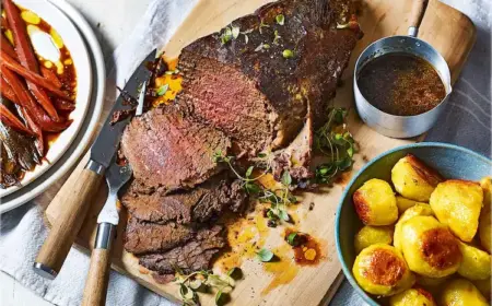 Roastbeef Rezept - So saftig und zart kann man das Fleischgericht mit Gemüsebeilagen und Kräutern zubereiten