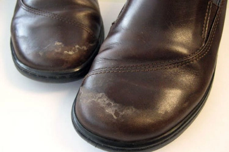 Schneeränder von Schuhen entfernen - Wasserflecken auf Lederschuhen