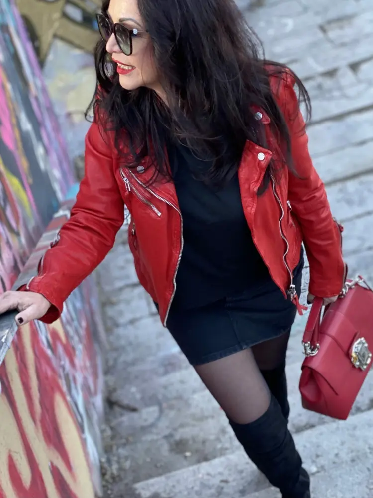 Schwarze Overknees Stiefel zu roter Lederjacke und Tasche